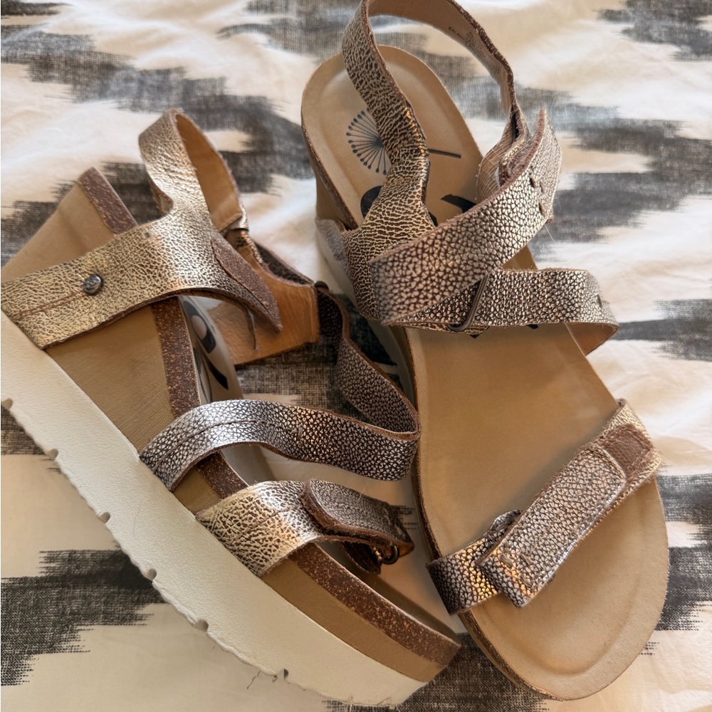 OTBT Bronze and Cream Sandals